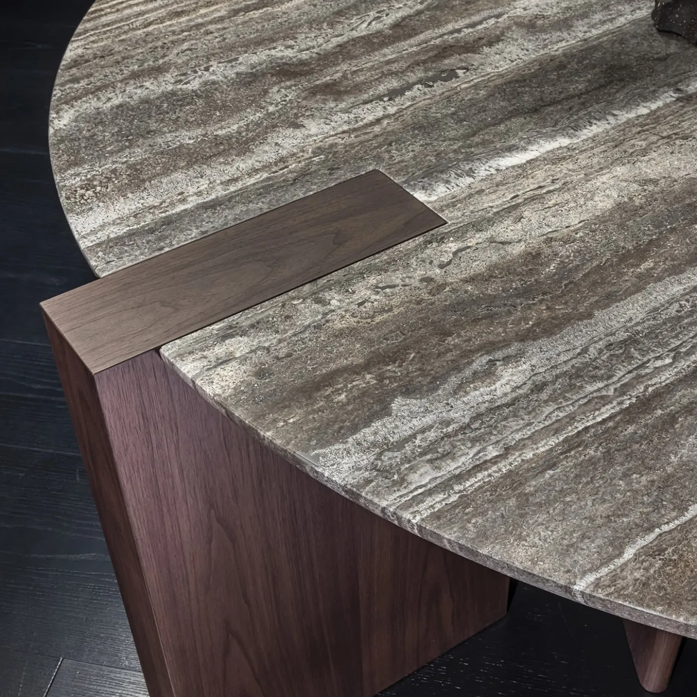 Tavolo da pranzo rotondo Antinomia T con base in legno impiallacciato marrone e piano in marmo