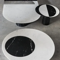 Tavolo da pranzo rotondo in marmo bianco e nero Proiezioni #1 di Elisa Ossino