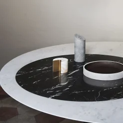 Tavolo da pranzo rotondo in marmo bianco e nero Proiezioni #1 di Elisa Ossino
