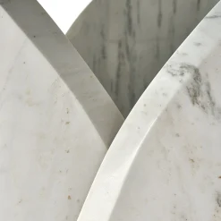 Tavolo da pranzo rotondo Petalo in marmo palissandro argento con piano in vetro fumé