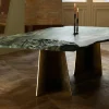 Tavolo da pranzo scultoreo con base in ottone Lapponio e top in marmo verde