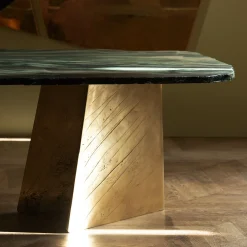 Tavolo da pranzo scultoreo con base in ottone Lapponio e top in marmo verde