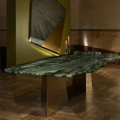 Tavolo da pranzo scultoreo con base in ottone Lapponio e top in marmo verde