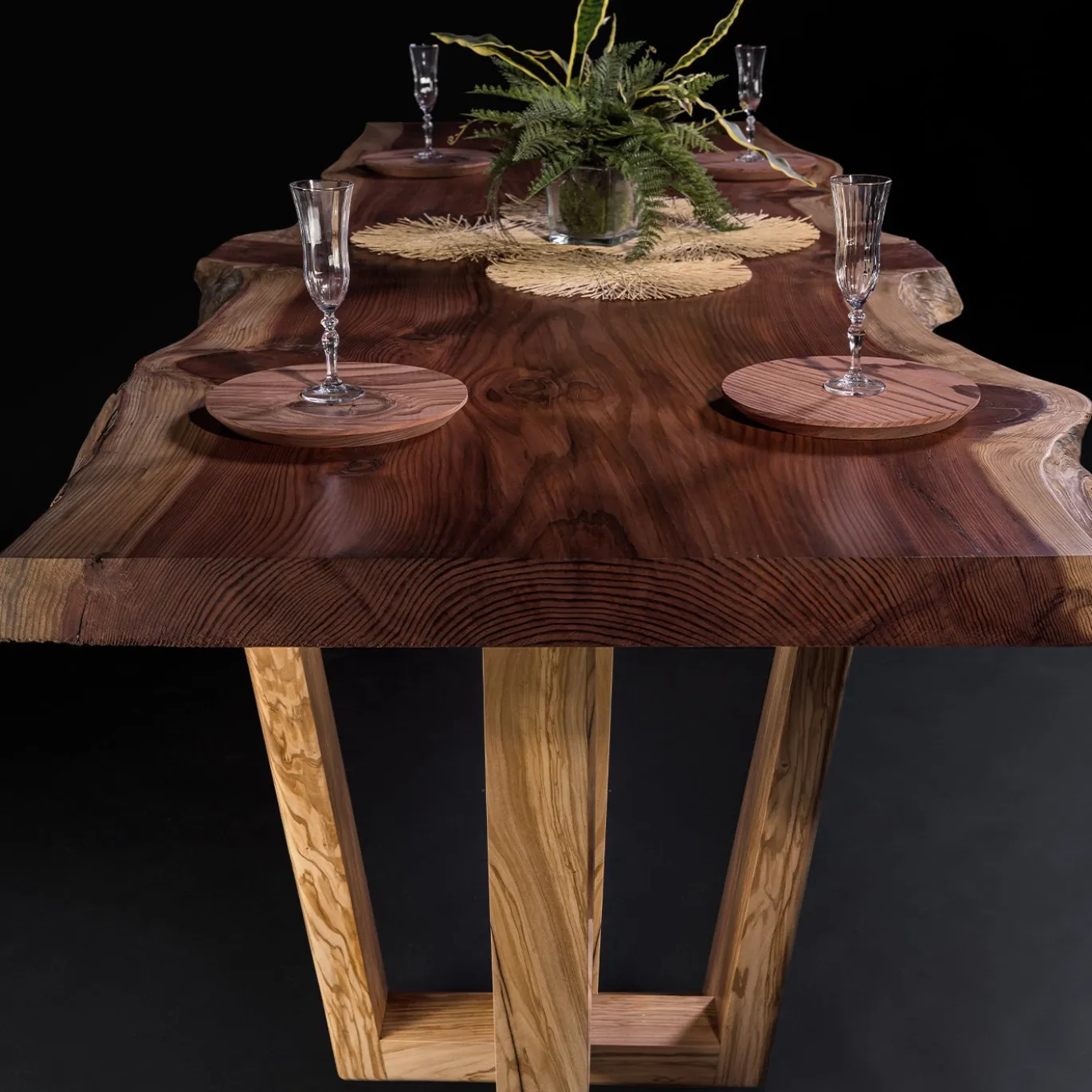 Tavolo da pranzo Solivante in legno di sequoia