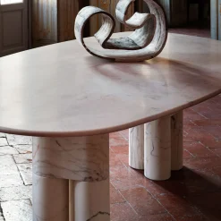 Tavolo da pranzo Tria irregolare in marmo rosa Portogallo di L. Bozzoli