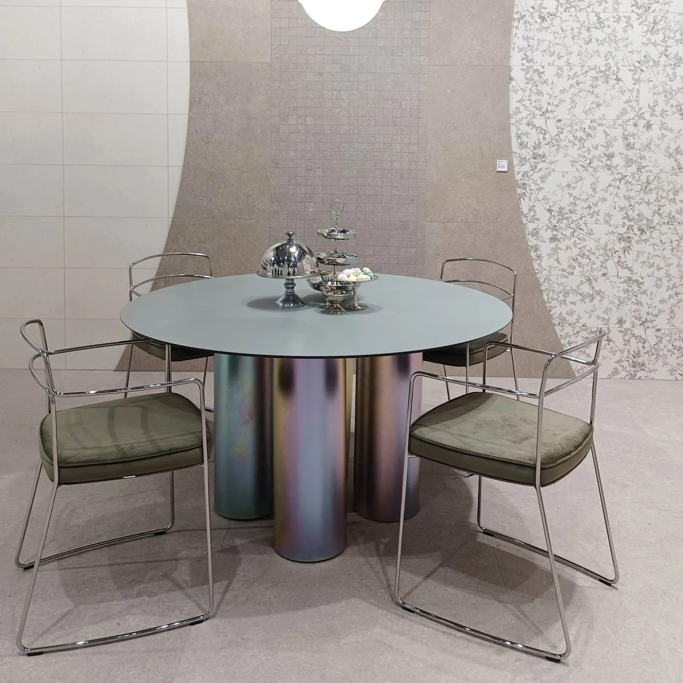 Tavolo da pranzo Tubone in acciaio con piano rotondo verde e base effetto arcobaleno