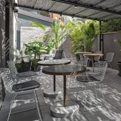 Tavolo Rene Bistro in Bianco Nuvolato Lost Stone di Piero Lissoni
