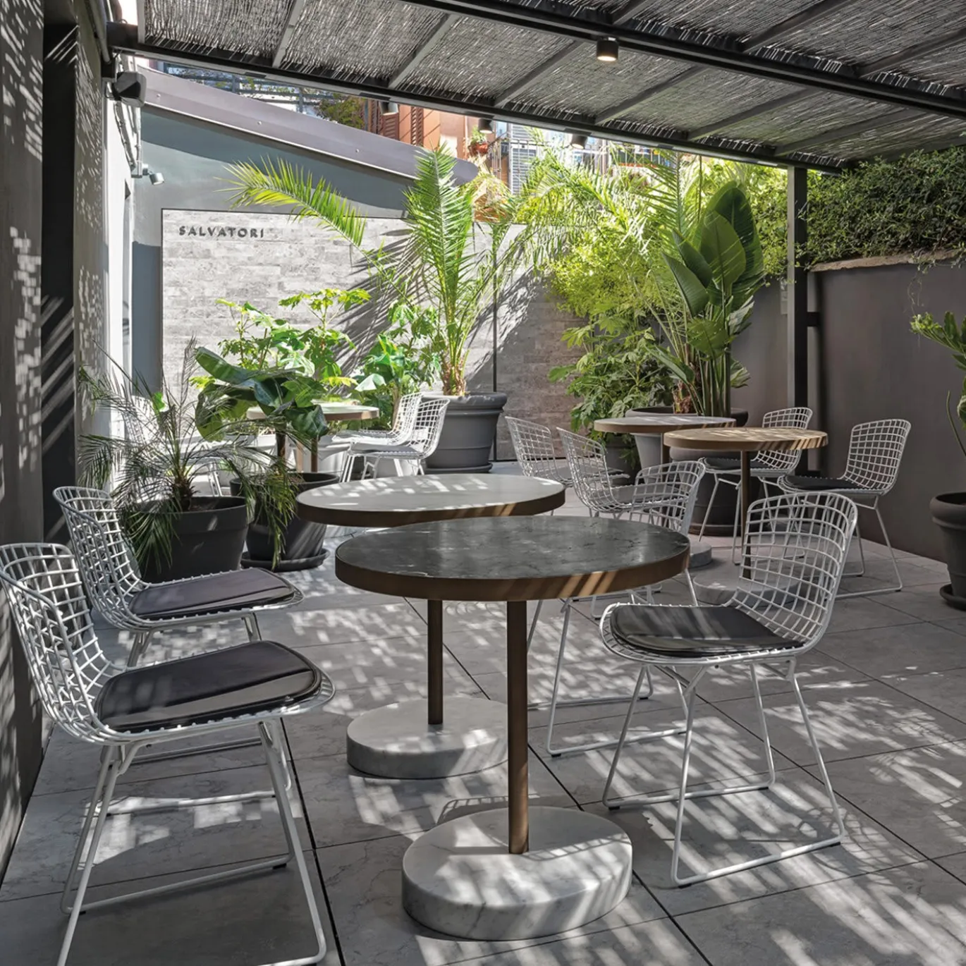 Tavolo Rene Bistro in Bianco Nuvolato Lost Stone di Piero Lissoni