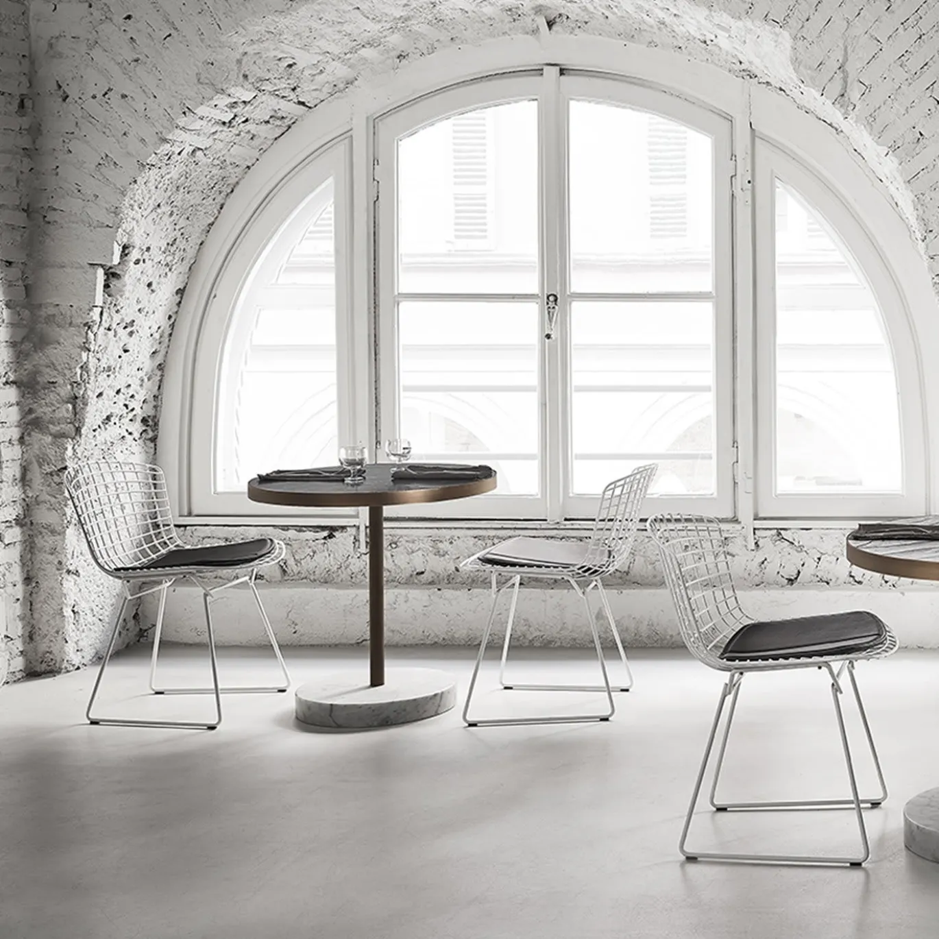 Tavolo Rene Bistro in Bianco Nuvolato Lost Stone di Piero Lissoni
