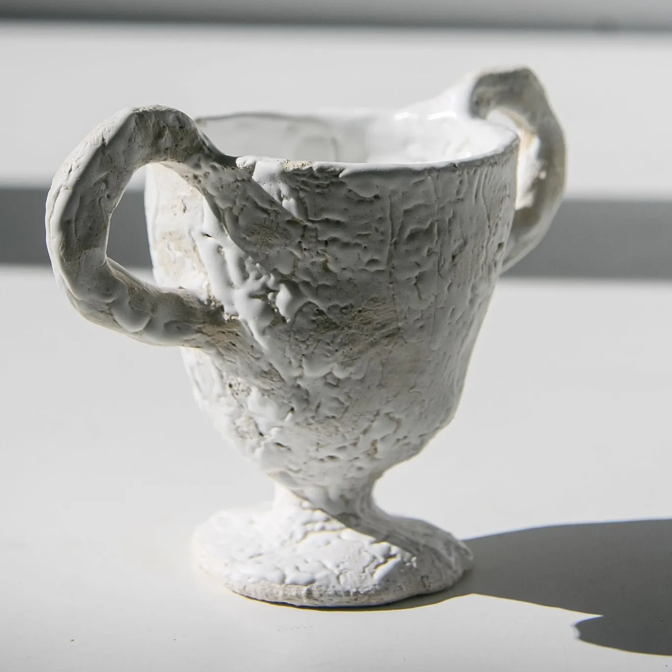 Tazza con piedino bianco e manici