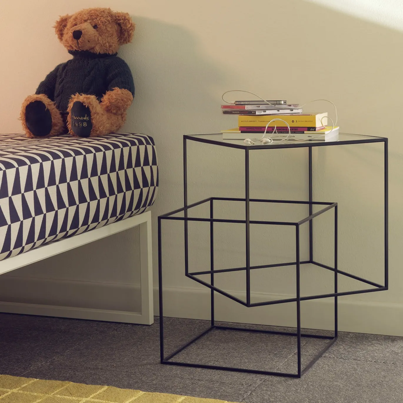 Thin Black Table di Nendo