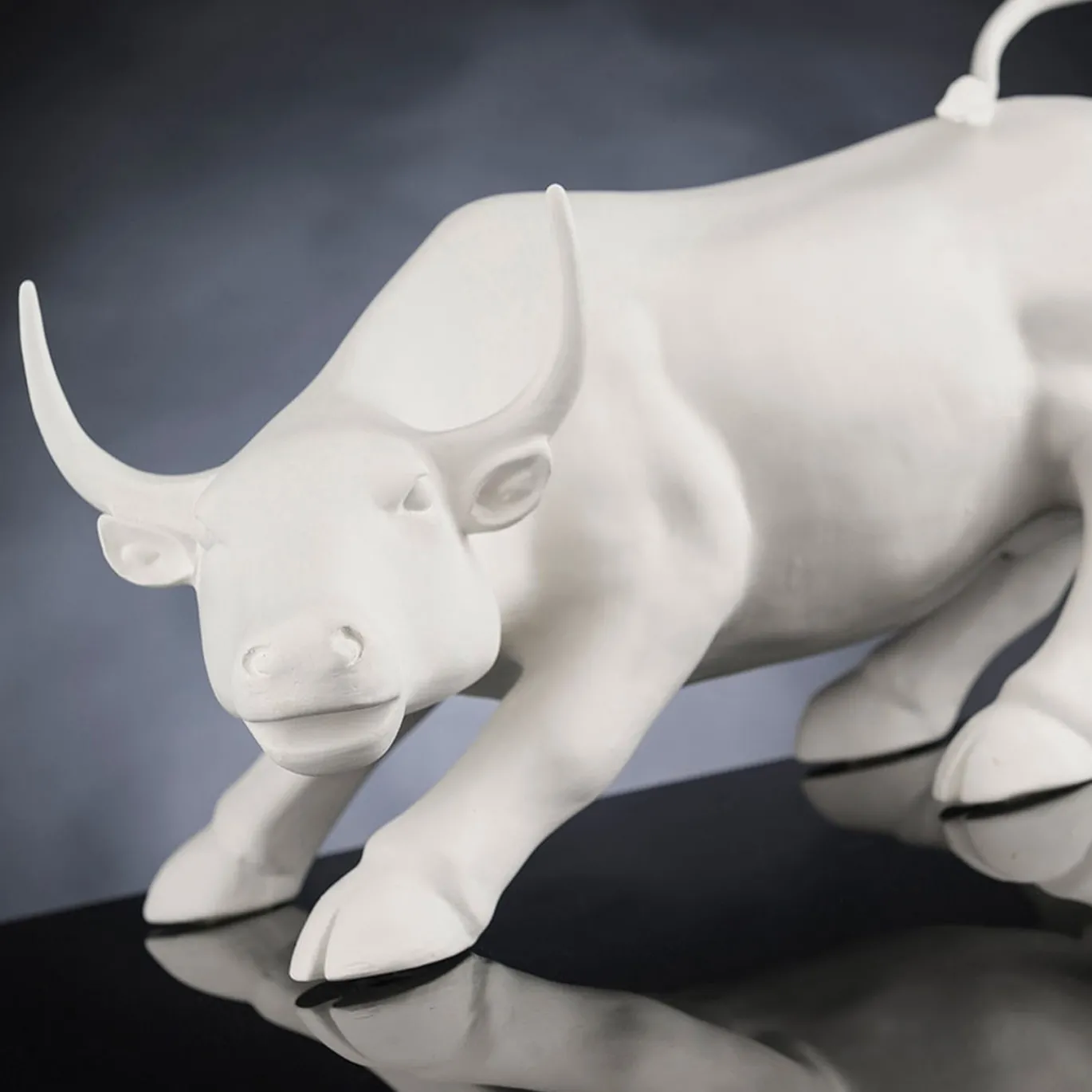 Toro di Wall Street Scultura bianca di grandi dimensioni