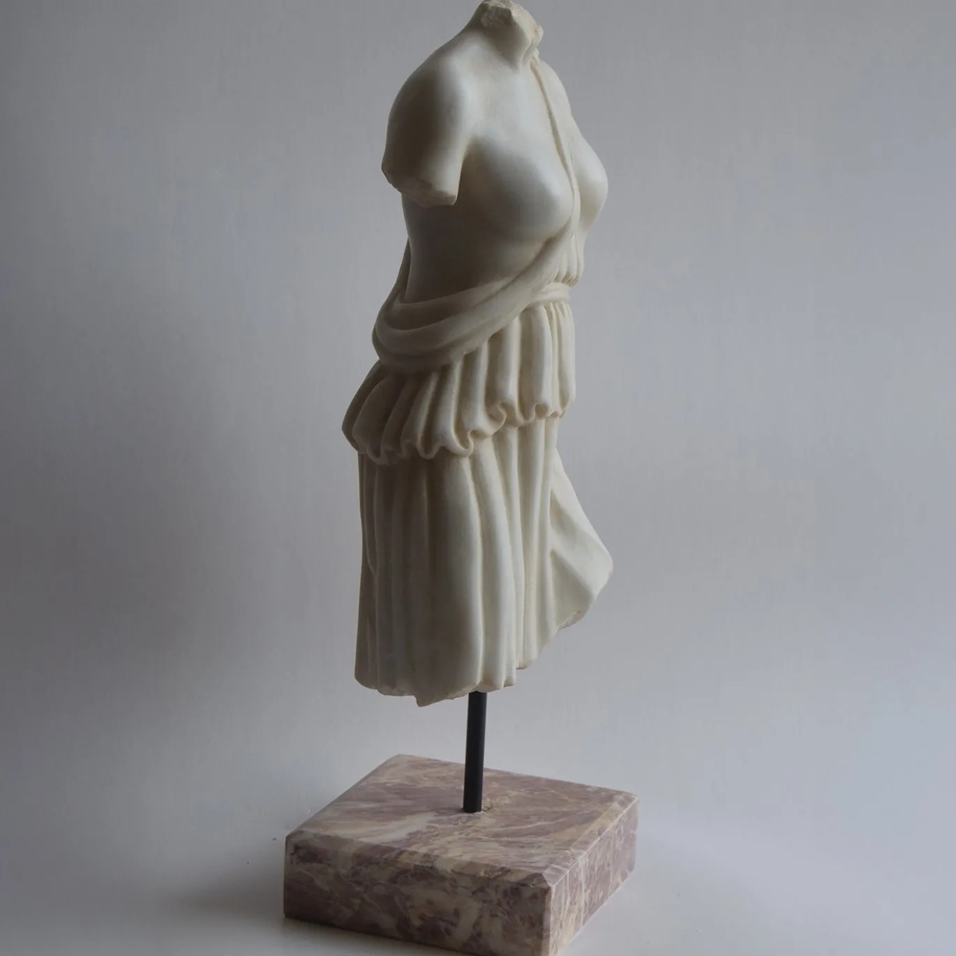 Torso Femminile con Tunica Scultura in Marmo di Carrara con base