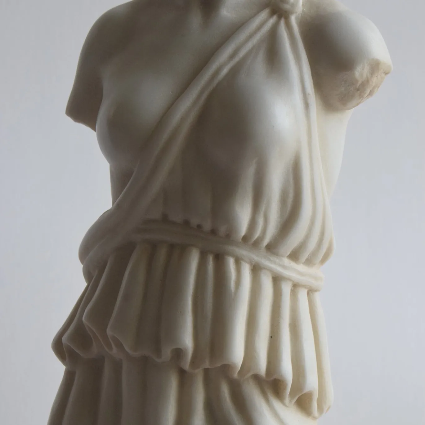Torso Femminile con Tunica Scultura in Marmo di Carrara con base