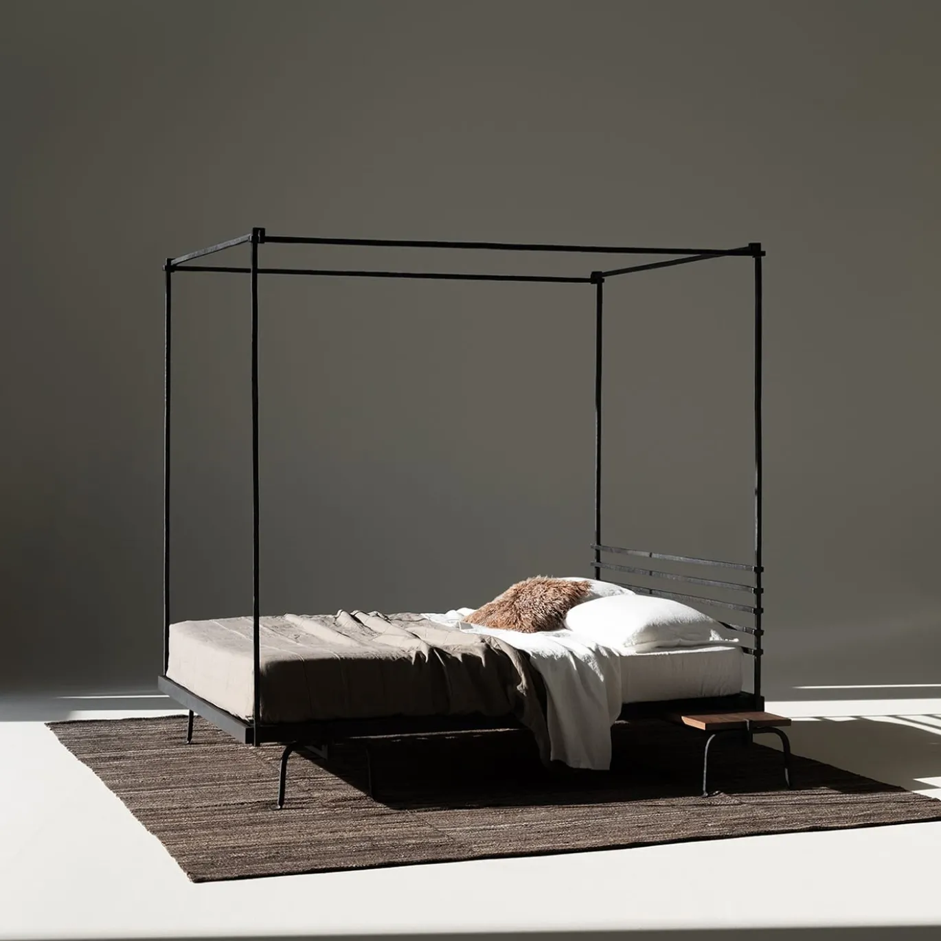 Trespolo Letto Matrimoniale con Baldacchino in Ferro Nero di Martinelli Venezia