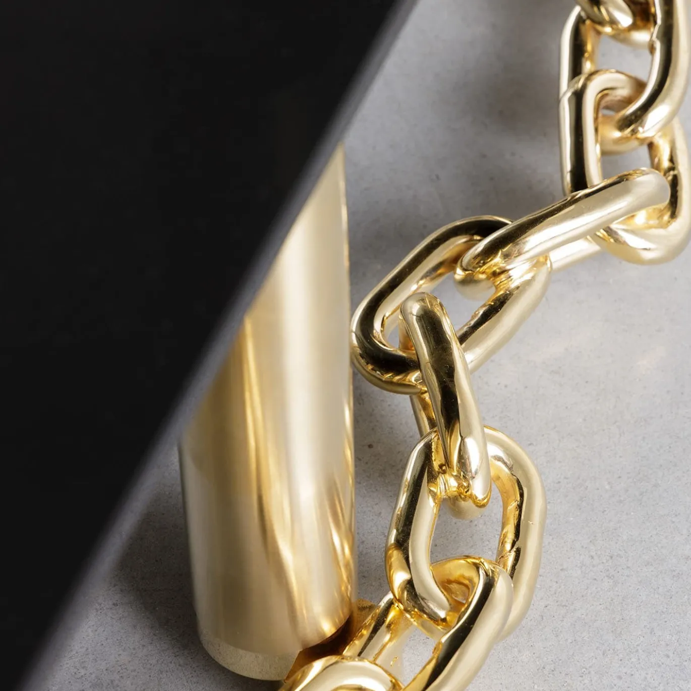 T2231 Tavolino con catena d'oro