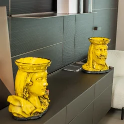 Tuffo Nel Giallo con Farfalla Vaso antropomorfo in ceramica gialla