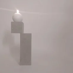 Un candelabro in pietra naturale bianca