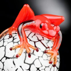 Uovo di vetro bianco screziato con geco rosso