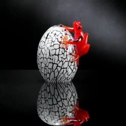 Uovo di vetro bianco screziato con geco rosso