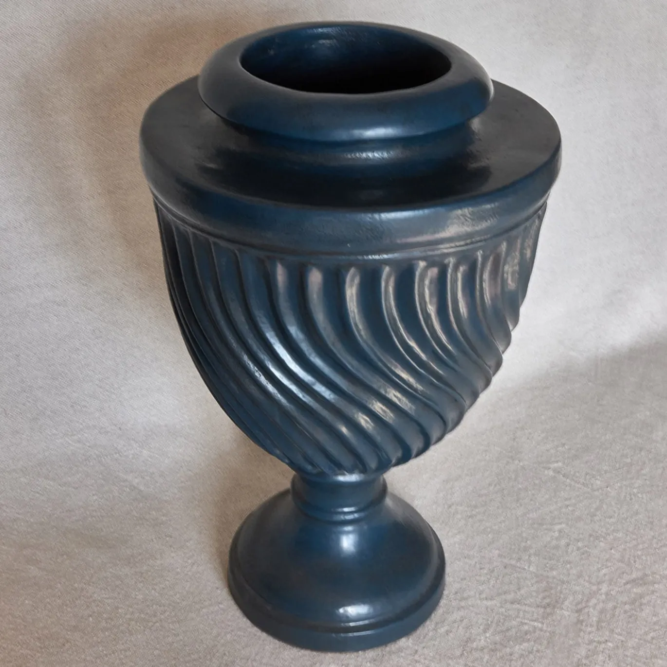 Urna in ceramica toscana modellata a mano Conus Deep Blue