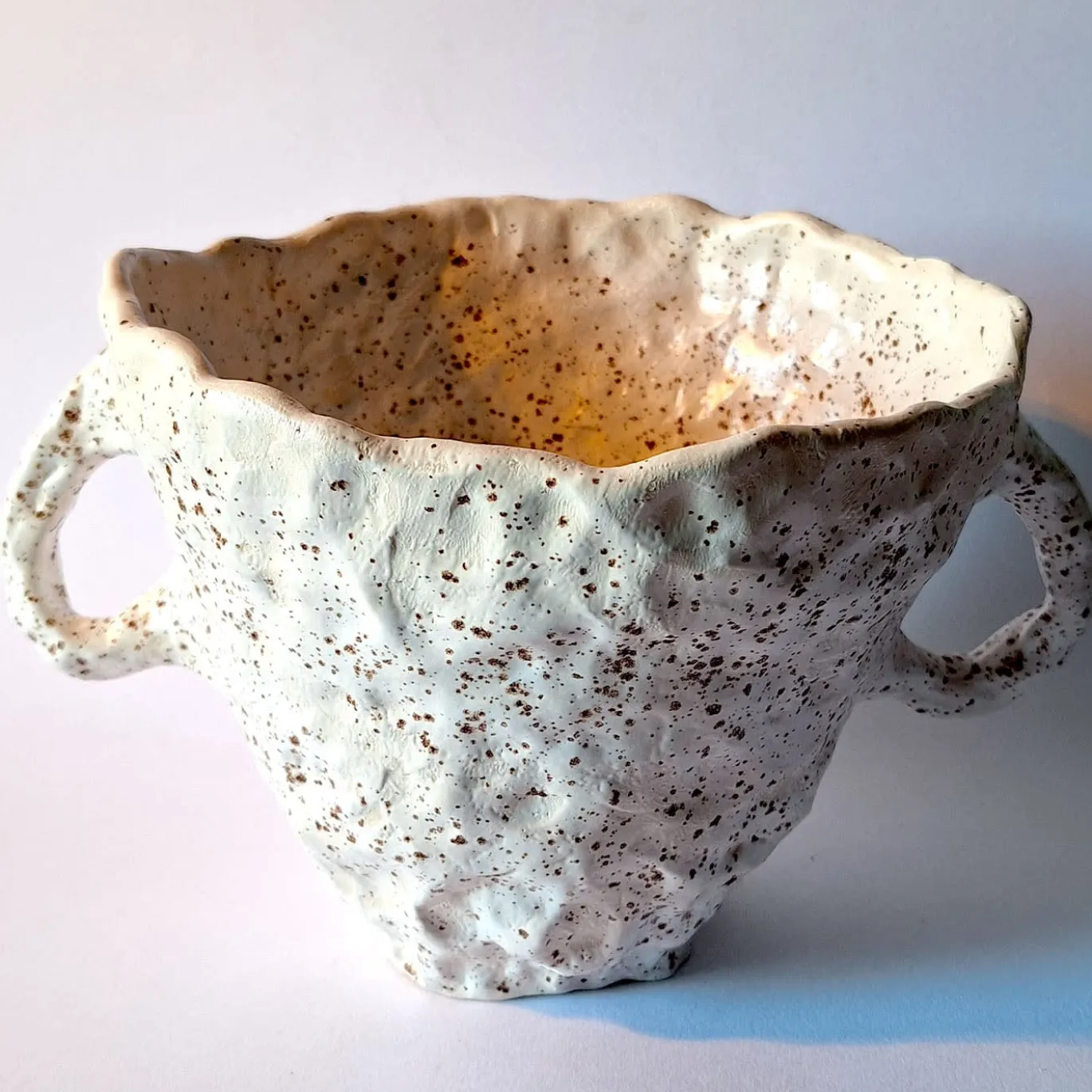 Vaso a Anfora Kos in Argilla Bianca con Smalto Marrone Maculato