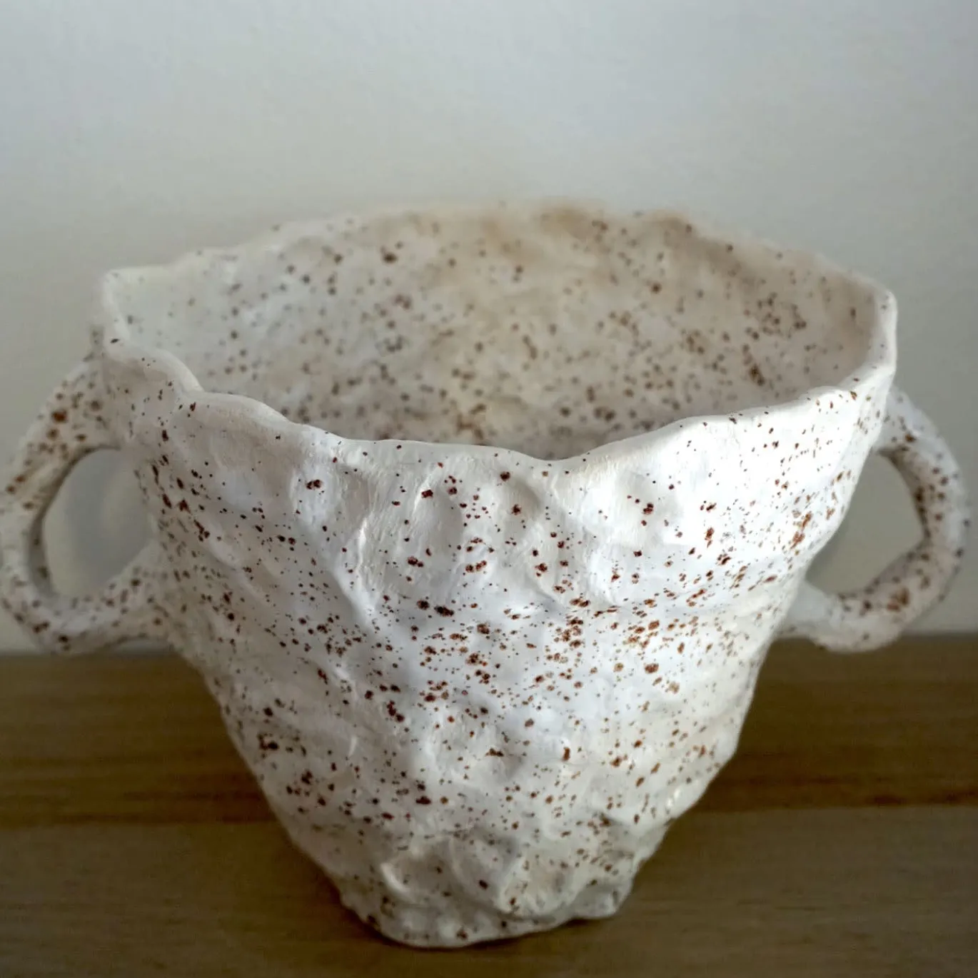 Vaso a Anfora Kos in Argilla Bianca con Smalto Marrone Maculato