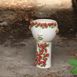 Vaso a collo lungo con fiori di bougainvillea in rilievo