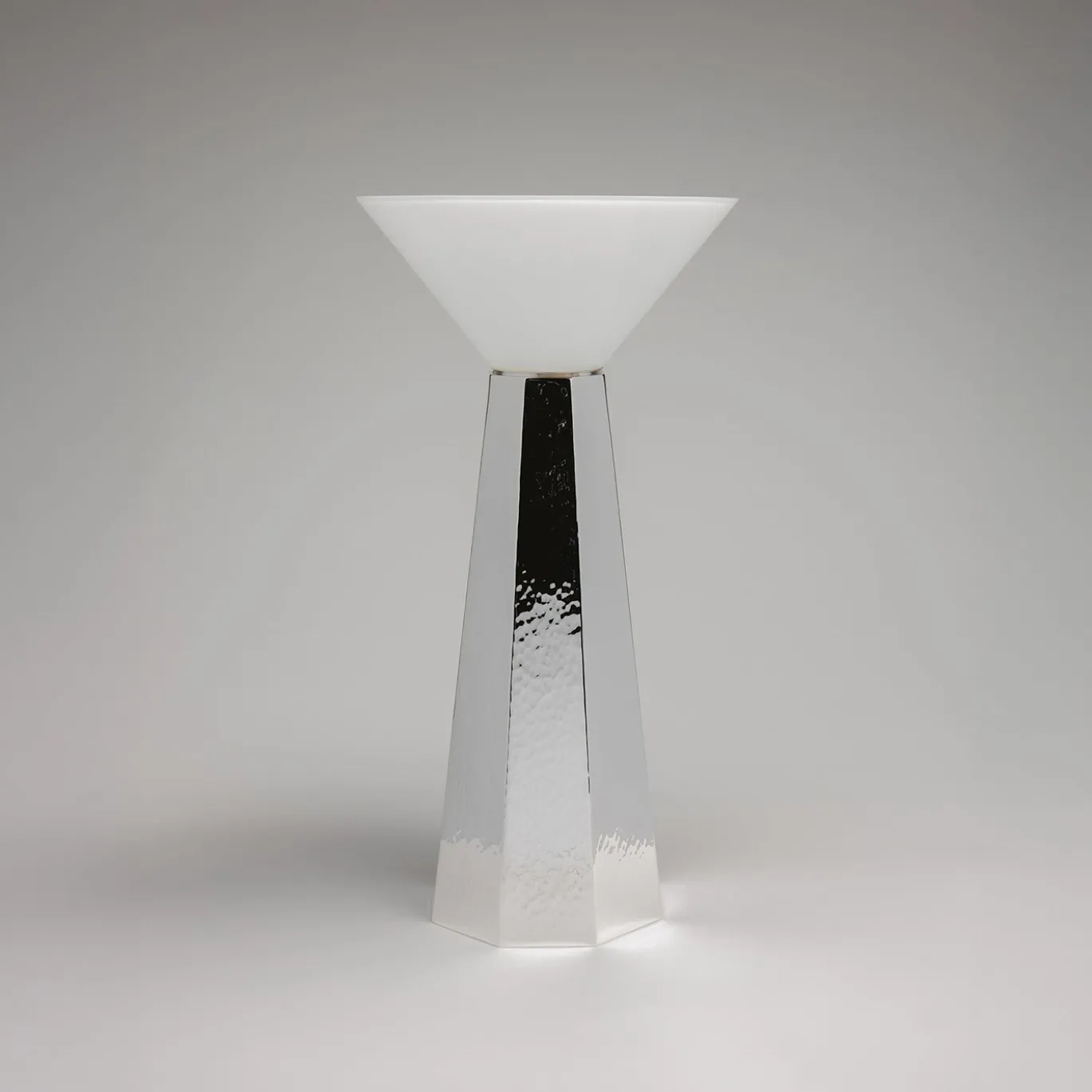 Vaso Alegria alto in ottone argentato con coppa in vetro opalino