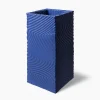 Vaso alto angolare blu di Max Lamb