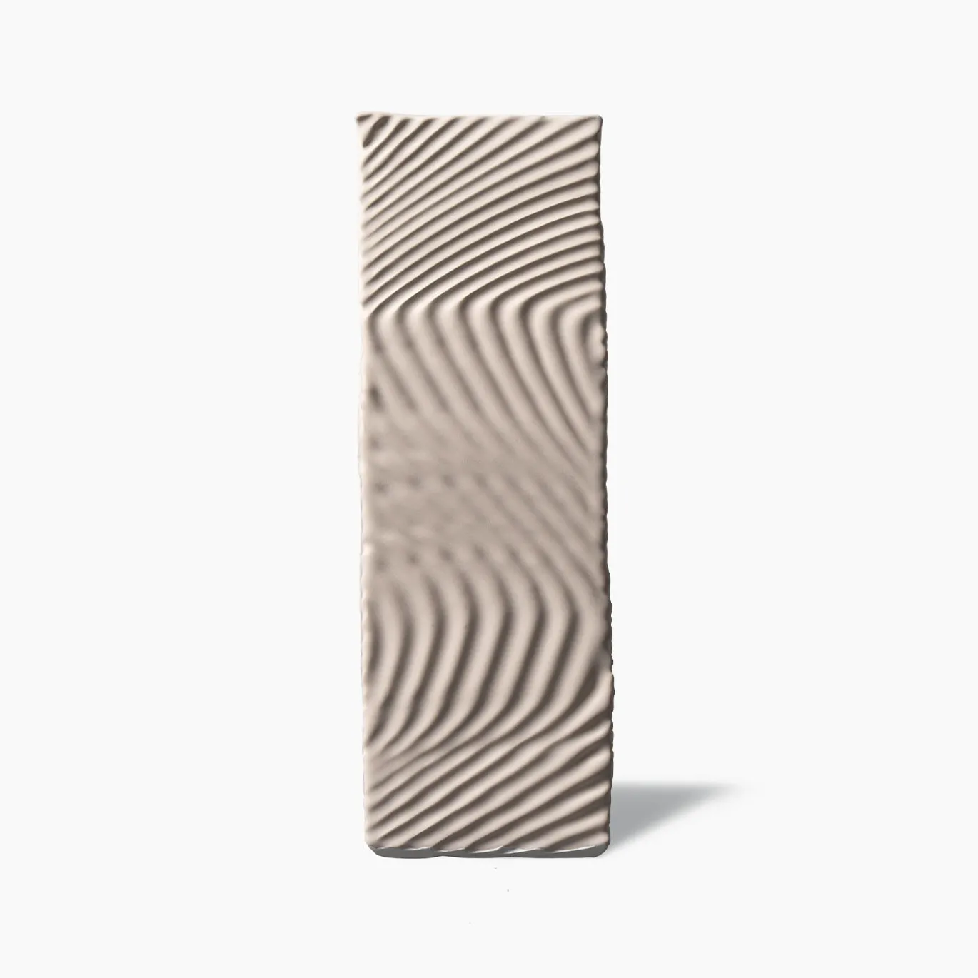 Vaso alto angolare in crema di Max Lamb
