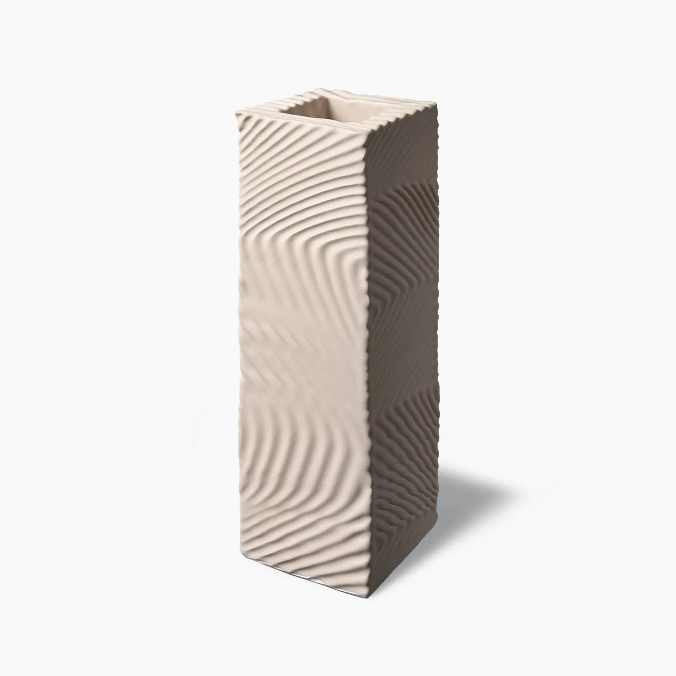 Vaso alto angolare in crema di Max Lamb