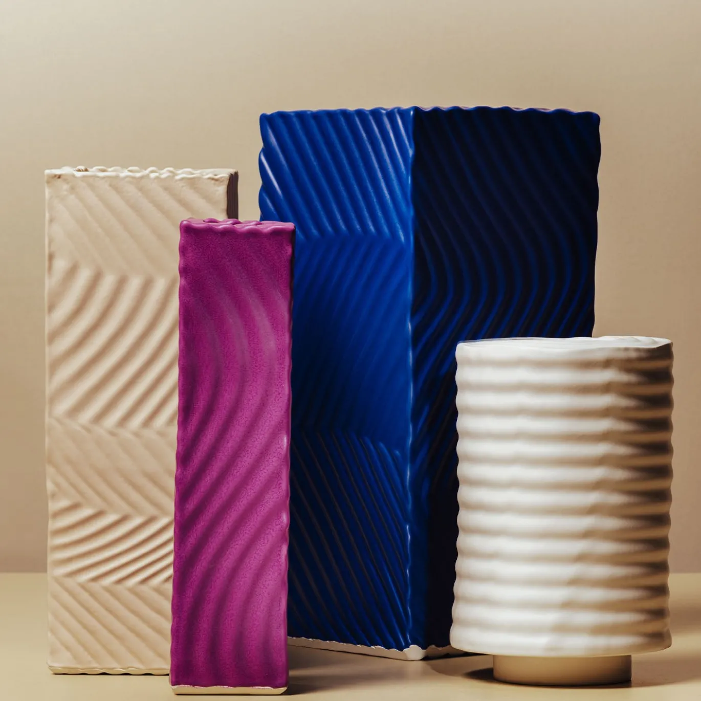 Vaso alto angolare viola di Max Lamb