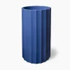 Vaso alto in ceramica blu Column di Objects Of Common Interest