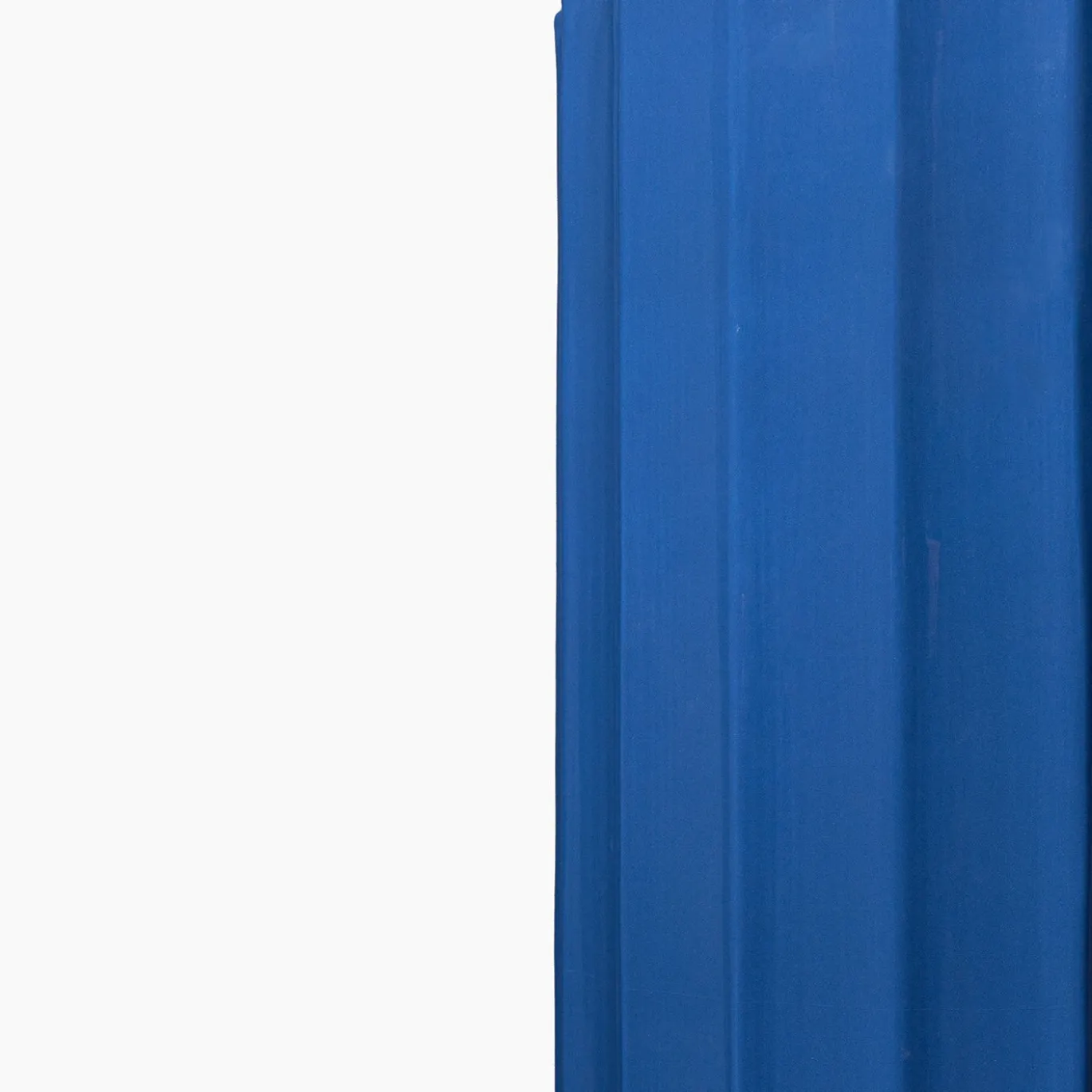Vaso alto in ceramica blu Column di Objects Of Common Interest