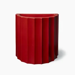 Vaso alto in ceramica rossa Half-Column di Objects Of Common Interest