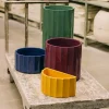 Vaso alto in ceramica verde Column di Objects Of Common Interest