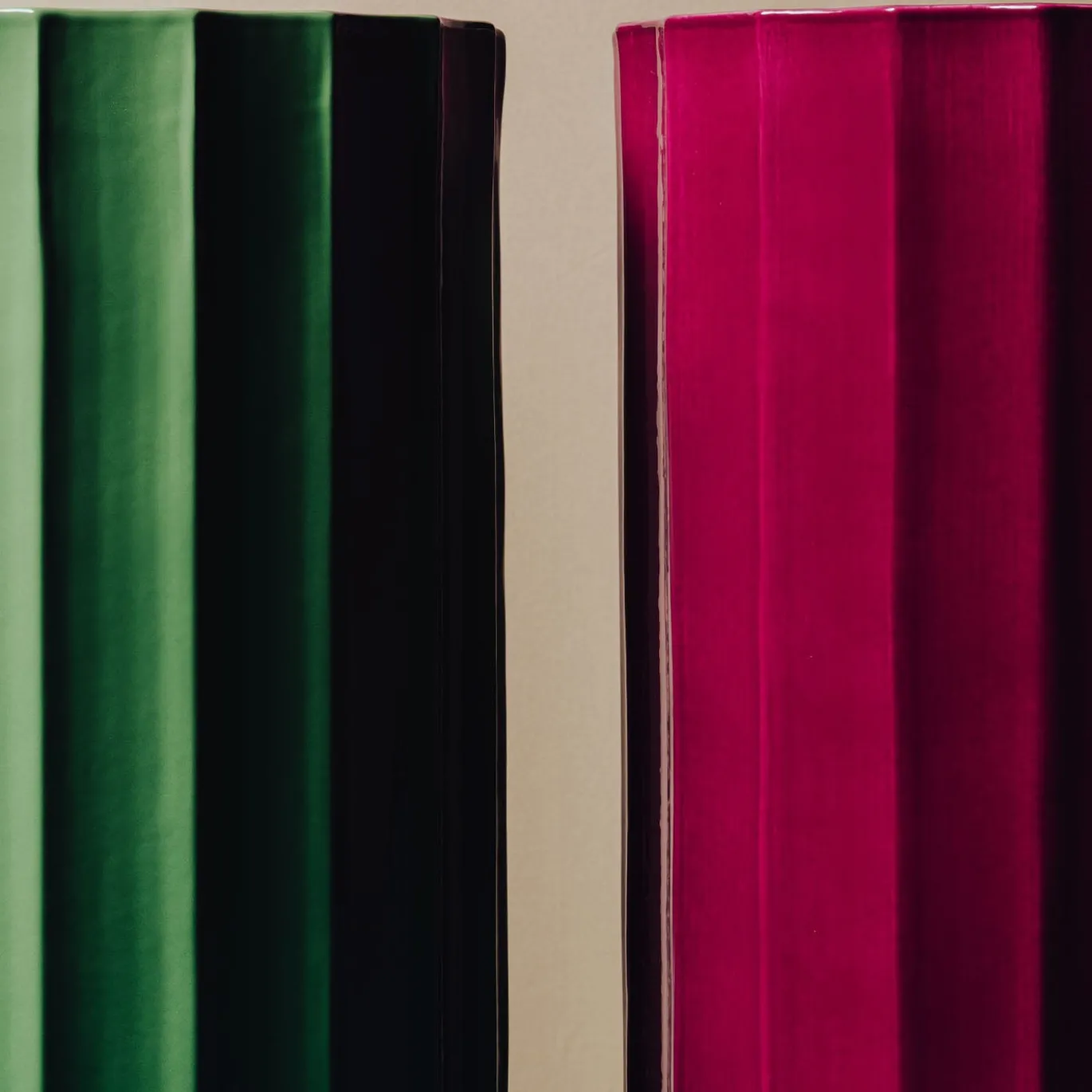 Vaso alto in ceramica verde Column di Objects Of Common Interest