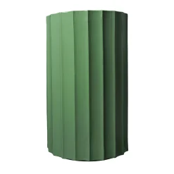 Vaso alto in ceramica verde Column di Objects Of Common Interest