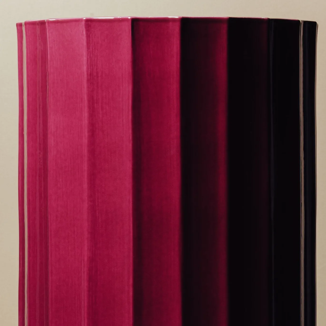 Vaso alto in ceramica viola Column di Objects Of Common Interest