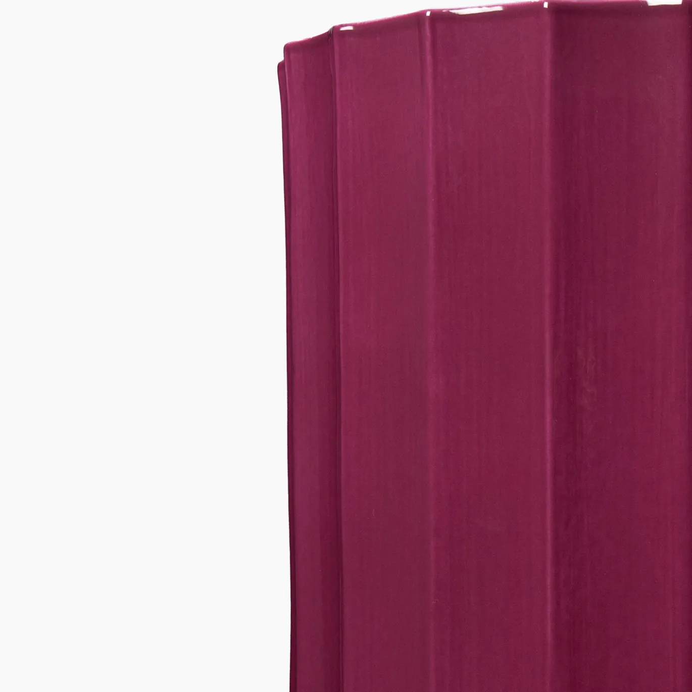 Vaso alto in ceramica viola Column di Objects Of Common Interest