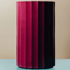 Vaso alto in ceramica viola Column di Objects Of Common Interest