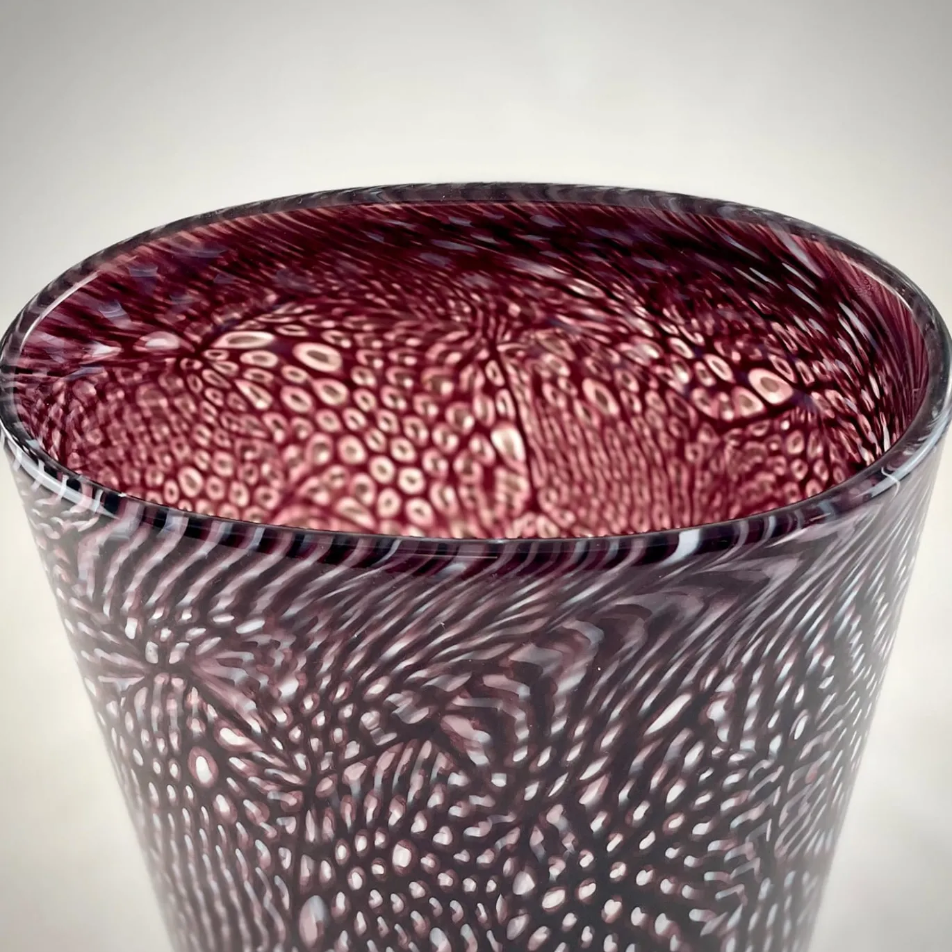 Vaso alto in filigrana bianca e nera Murrine