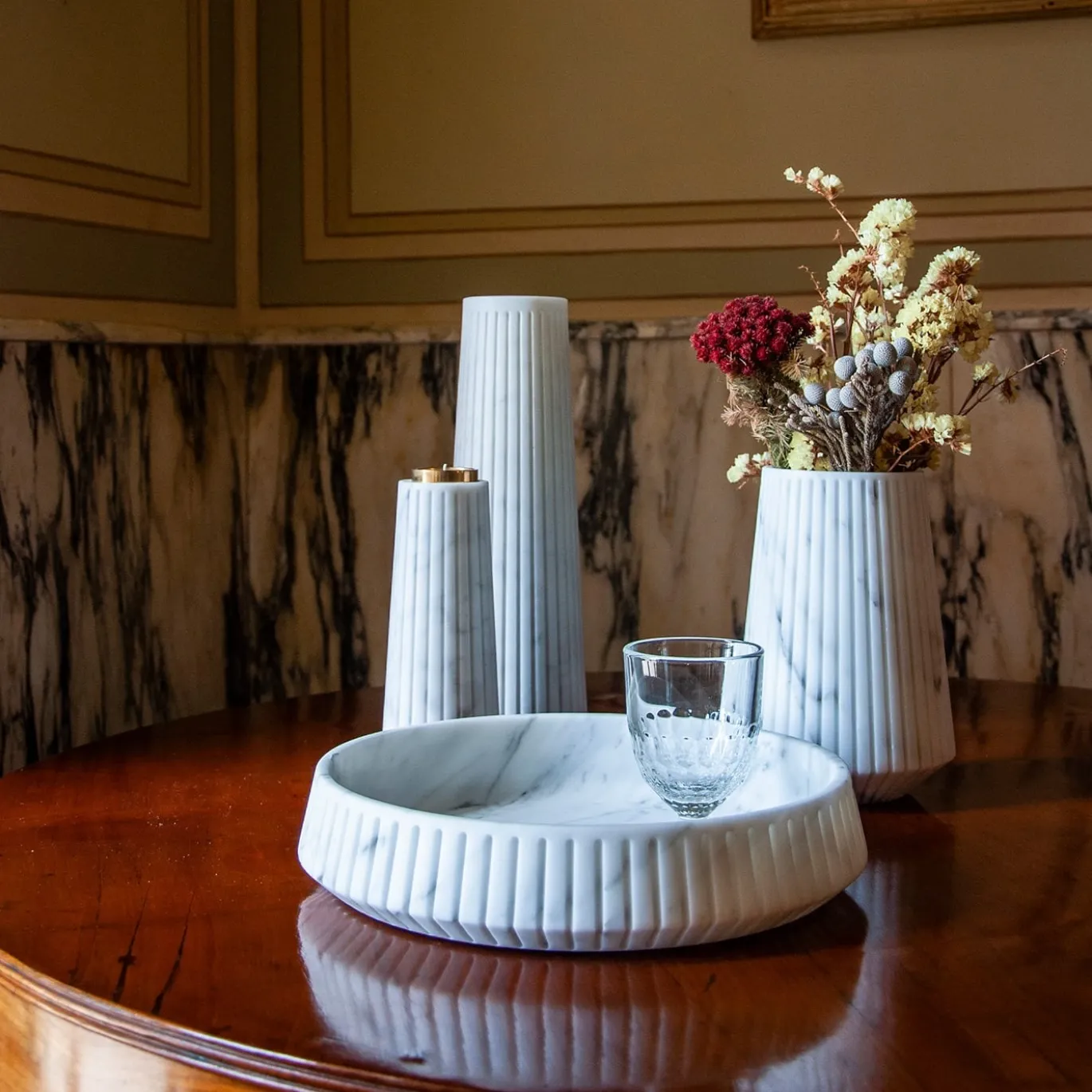 Vaso alto in marmo bianco di Carrara di Jacopo Simonetti