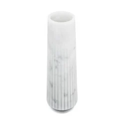 Vaso alto in marmo bianco di Carrara di Jacopo Simonetti