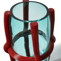 Vaso alto Sestiere rosso e turchese di Patricia Urquiola