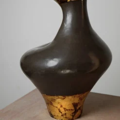 Vaso asimmetrico in gres con foglia d'oro della collezione Black Sun