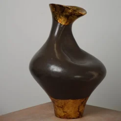 Vaso asimmetrico in gres con foglia d'oro della collezione Black Sun