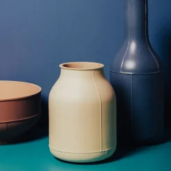 Vaso azzurro a forma di bottiglia Seams di Benjamin Hubert