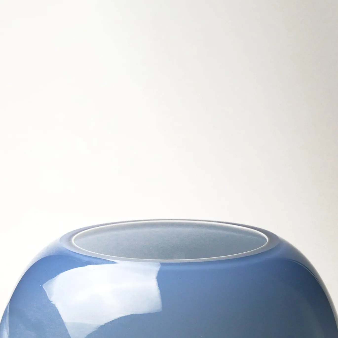 Vaso azzurro alto e sporgente
